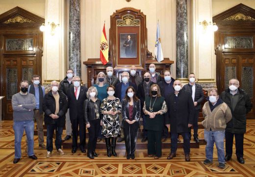 Inés Rey homenaxea as 18 persoas traballadoras do Concello que se xubilan este ano